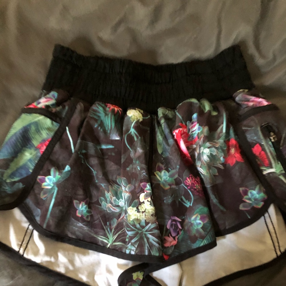 Lululemon stretch floral shirt size 4 LIKE NEW